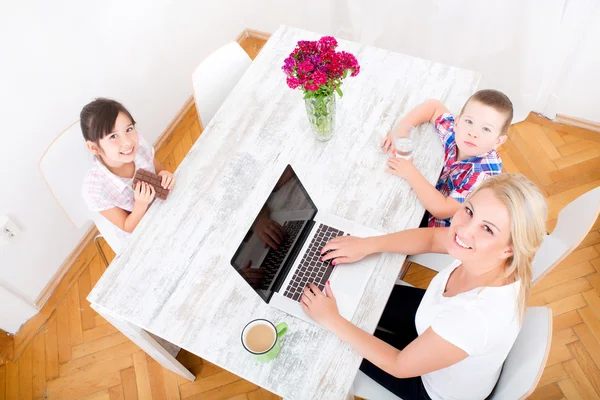 Daughter eating chocolate at home — Stock Photo, Image